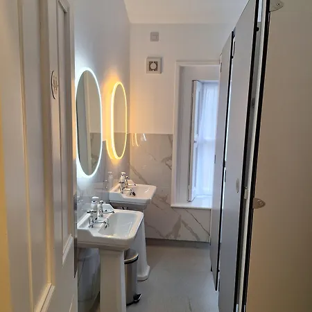 ゲストハウス The Monkey Puzzle バンクロディー